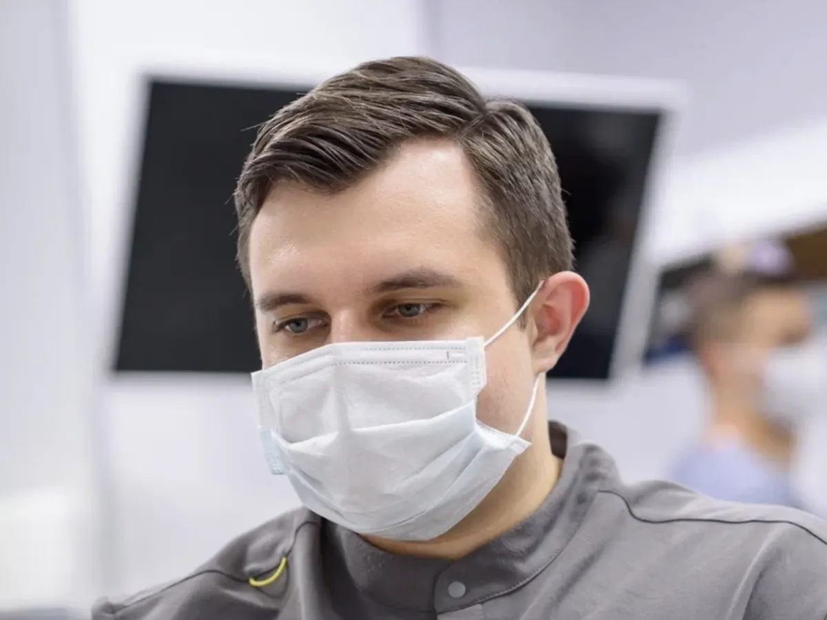 Специалист клиники «Альфа Стоматология» за работой в кабинете
